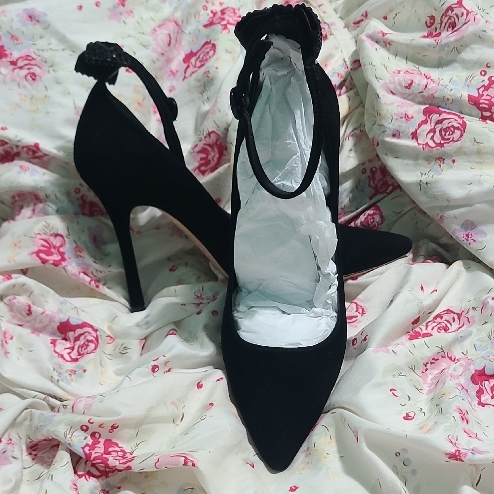 Alice +Olivia Classic Black Stiletto Heels with Suede Finish